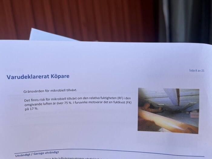 Rapport från Anticimex besiktning, sida med bild på krypgrund, text om risk för mikrobiell tillväxt vid hög relativ fuktighet i omgivande luft och furuträ.