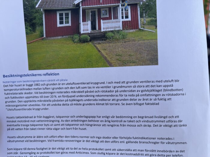 Bild på besiktningsteknisk rapport med bild av rött hus med vita knutar och veranda. Texten diskuterar byggnadens behov av ventilation och åtgärder mot fuktskador.