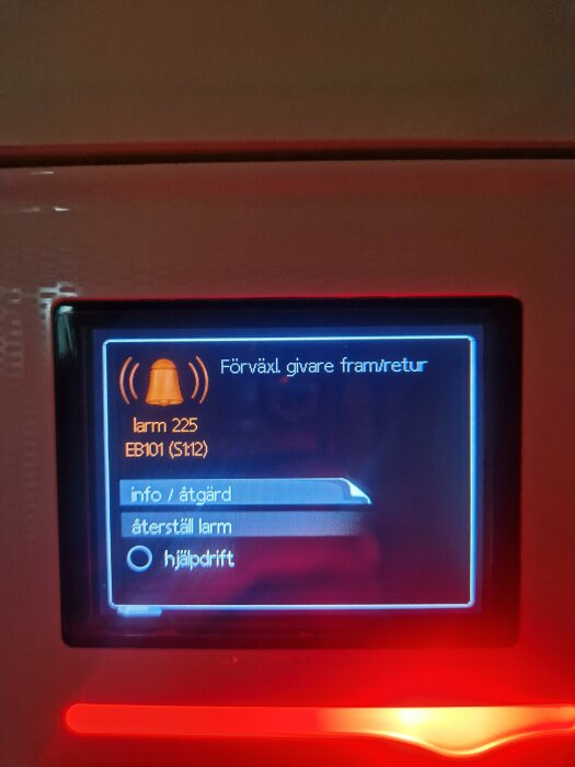 Felkodsskärm med varningstexten "Förväxl. givare fram/retur" och larm 225 EB101 (S112). Alternativ för "info/åtgärd," "återställ larm," och "hjälpdrift" visas.
