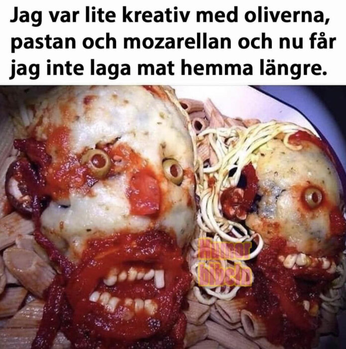 Två portioner pasta som ser ut som ansikten, med mozzarellatopping, oliver som ögon och tomatsås, med texten "Jag var lite kreativ med oliverna, pastan och mozarellan...