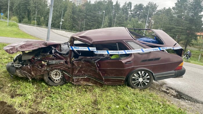 En kraschad bil upp och ned med skador och polisavspärrningar runt omkring, olycksplats i Luleå.