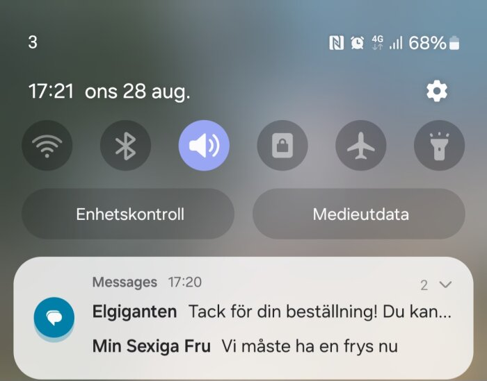 Meddelanden och ikoner på skärm från mobilen, inklusive notifieringar från Elgiganten och ett meddelande från "Min Sexiga Fru".