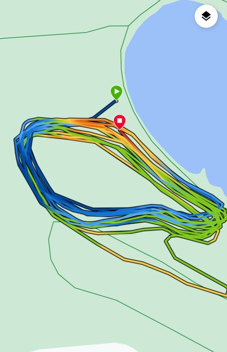 GPS-spårning av en runda vid en sjö, startpunkt markerad med en grön triangel och slutpunkt med en röd kvadrat.