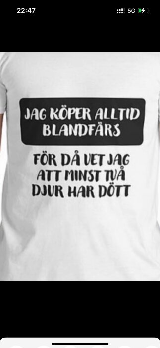 En vit t-shirt med texten: "Jag köper alltid blandfärs för då vet jag att minst två djur har dött".