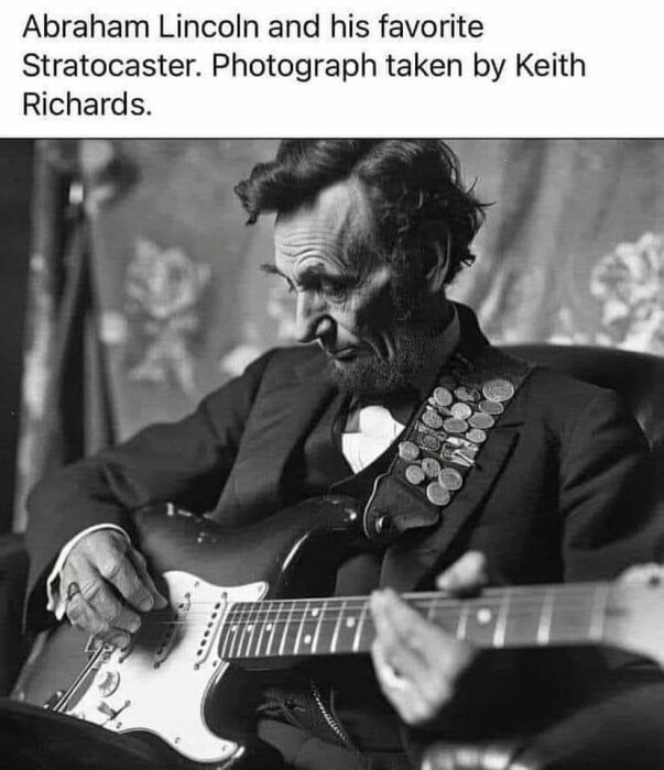 Svartvit bild av en man som liknar Abraham Lincoln och spelar på en elgitarr av märket Stratocaster.