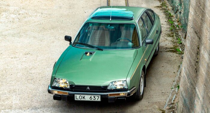 Grön Citroen CX kombi parkerad på en smal gata, fotograferad ovanifrån med registernummer LOK 637 synligt.