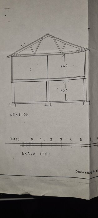 Byggnadsritning som visar en sektionsvy av ett hus med måtten 240 cm och 220 cm i takhöjd, samt en skala på 1:100.