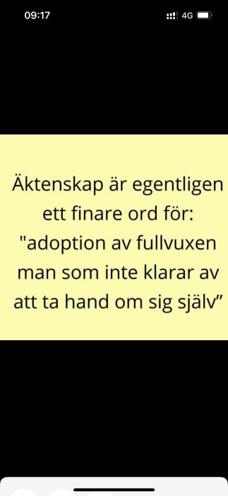 Skärmdump av en gul bakgrund med svart text som lyder: "Äktenskap är egentligen ett finare ord för: 'adoption av fullvuxen man som inte klarar av att ta hand om sig själv'".