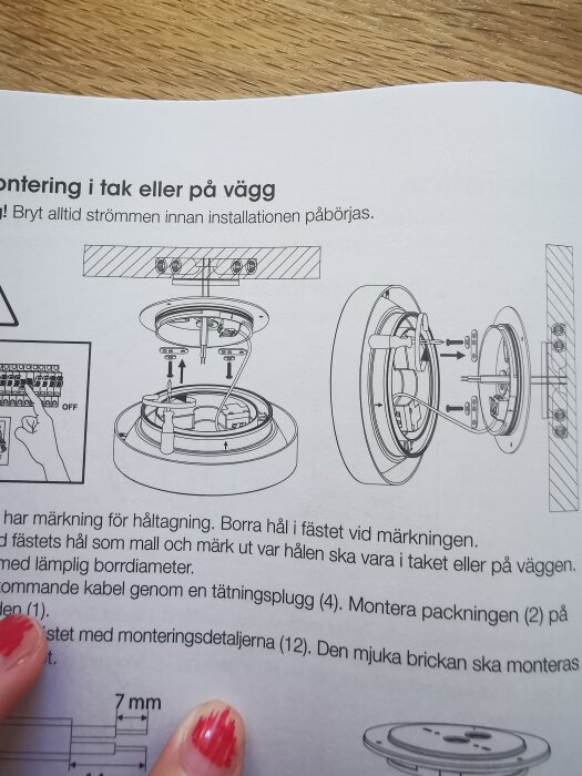 Instruktioner för montering av Schneider Exxent DCL-uttag på tak eller vägg med illustrationer och text om att bryta strömmen innan installation.