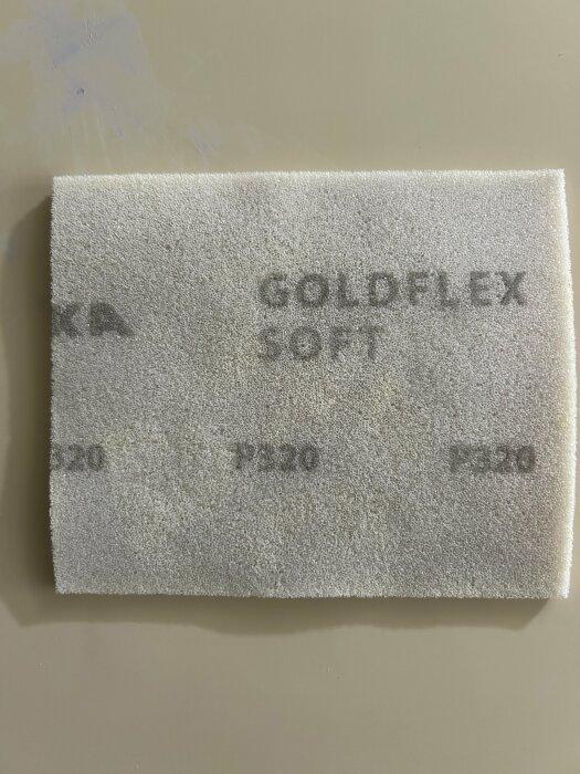 Slippapper/putsduk med texten "GoldFlex Soft" och "P320," används för slipning eller ytbehandling vid byggprojekt eller renovering.