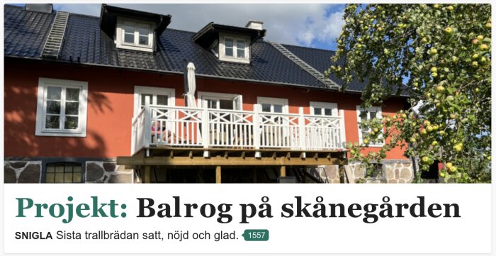 Rött hus med stenfundament och vit veranda, nybyggd terrass och svart tak med äppelträd i förgrunden, text: "Balrog på skånegården".