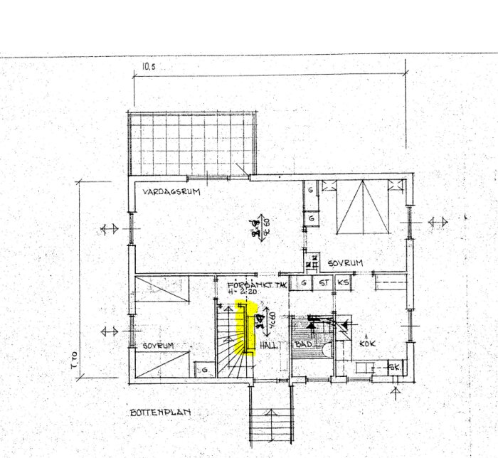 Planritning av ett hus med trappor markerade i gult som visar förbindelsen mellan källarplan, bottenplan, och övervåning.