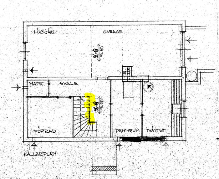 Planritning över en källarvåning från 1962 med markerade väggstolpar vid trappan i gula block. Flera rum visas, inklusive förråd och tvättstuga.