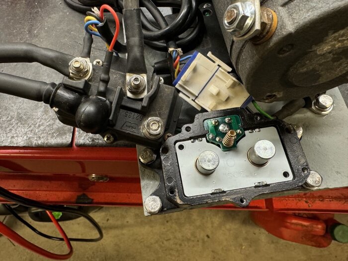 Närbild av ATV vinschsystem med exponerade kablar och komponenter samt en modifierad monteringsplatta av 10 mm stål.