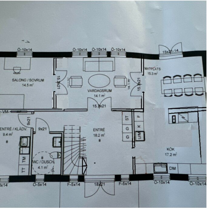 Golvplan för ett hus visar rum som salong/sovrum, vardagsrum, matplats, kök med köksö, entré, klädkammare och badrum. Möbler och dimensioner markerade.