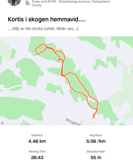 En karta visar en löprunda i skogen som är 4,46 km lång med en genomsnittlig hastighet på 5:59 min/km, höjdförlust på 55 m och en tid på 26:43 minuter.