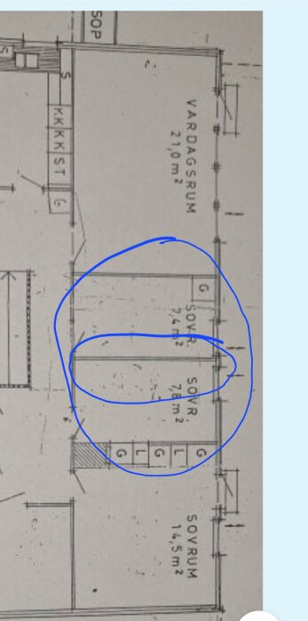 Byggnadsritning med två sovrum (7,4 m2 och 7,6 m2) omringade med blå penna där mellanväggen ska rivas för att skapa ett större rum på 15 kvm.