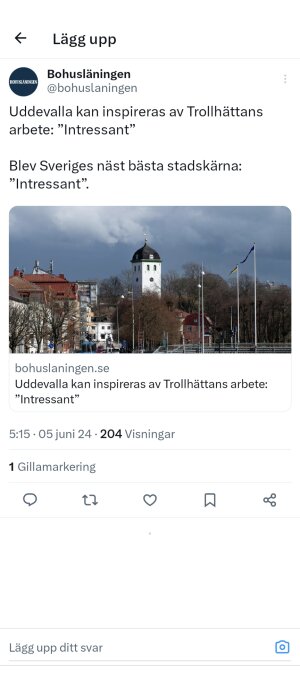 Tidningsartikel om Uddevalla inspirerad av Trollhättans stadsarbete, bild på stadens centrum med torn och flaggor.