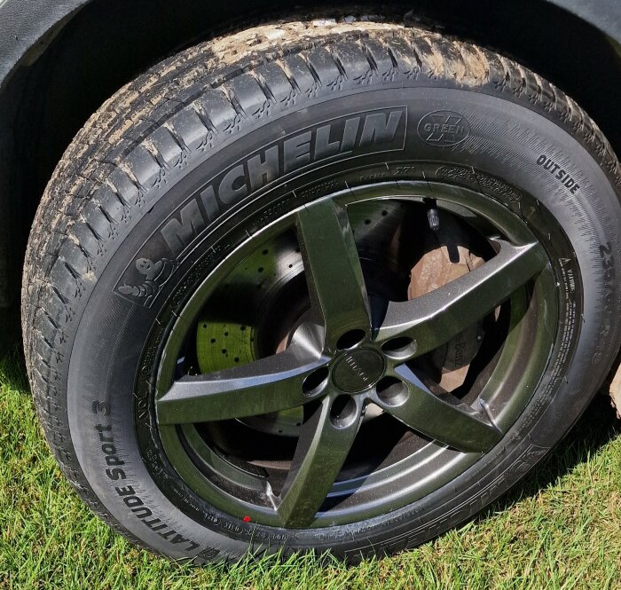 Michelin Latitude Sport 3 däck på 18-tumsfälg.