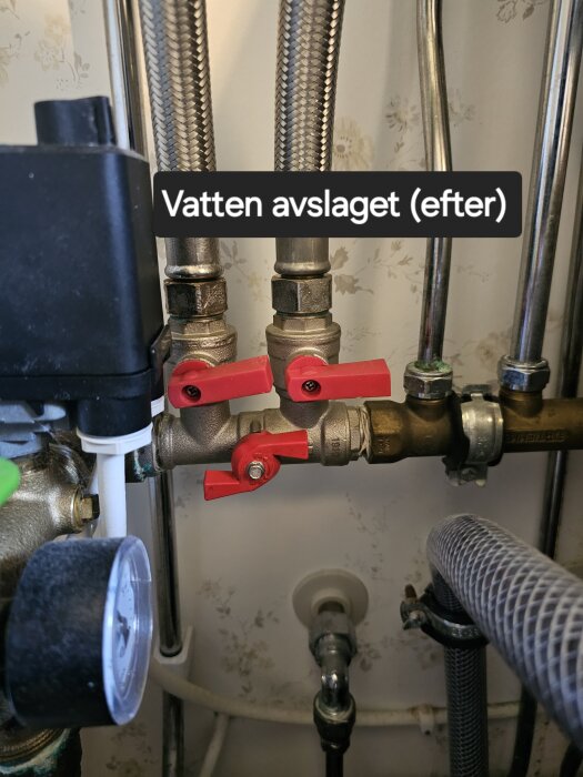 Tre röda ventiler stängda på en rördragning med texten "Vatten avslaget (efter)" ovanpå.