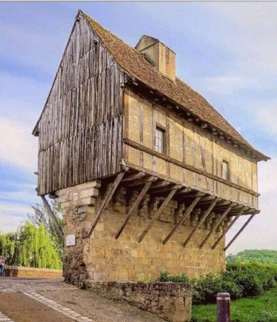 Huset "Loge de Guet" byggt 1347 i Frankrike står på en historisk stadsmur med träarkitektur och utskjutande struktur, fortfarande i gott skick.