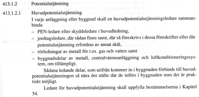 Bild av text från en elsäkerhetsföreskrift om potentialutjämning. Texten beskriver att vissa metallkomponenter i byggnader ska bindas till huvudpotentialutjämningsledare.