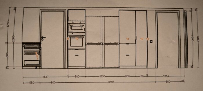 Ritning av köksvägg med markerade mått på varje skåp, inklusive högskåp med ugn/mikro, kyl/frys, skafferi och städskåp, samt fria väggytor på varje sida.