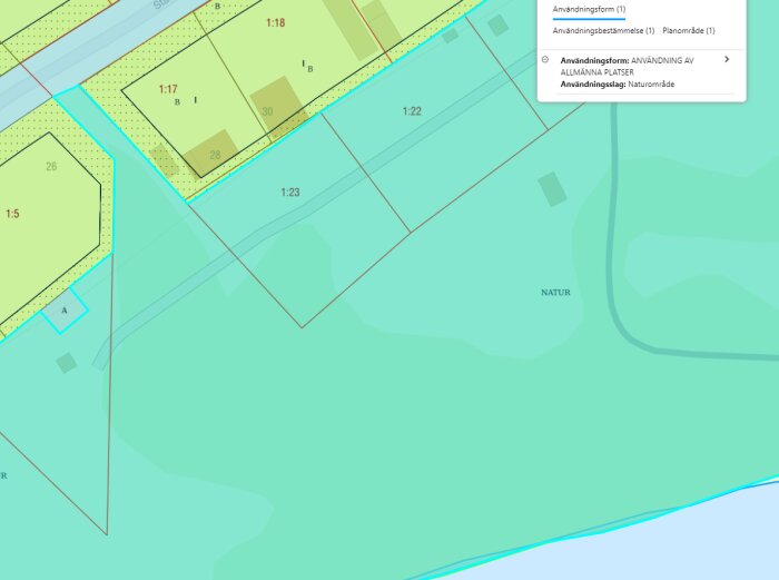 Karta över fastigheter och allmän plats (natur/parkmark) nära vattnet. Områden markerade som natur och byggnader visas, inklusive specifika fastighetsgränser.