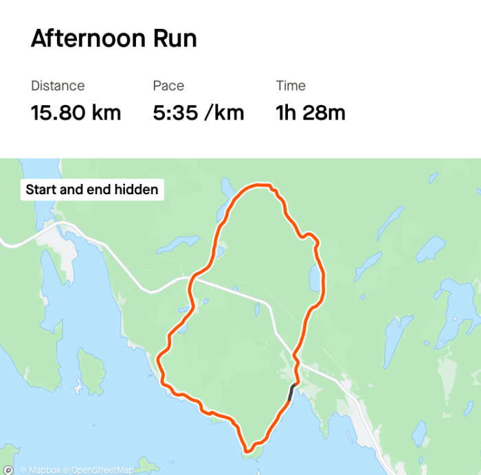 Karta som visar en löprunda i eftermiddagssolen på 15,8 km med en snittempo på 5:35 minuter per kilometer och total tid på 1 timme och 28 minuter.