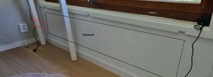 Uppmärkt plats där ett gammalt element har avlägsnats, visande var det nya elementet kan installeras och rördragningen genom väggen, markerad med röda linjer.