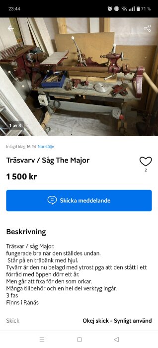 En trä- och metallsvarv med flera handtag och tillbehör ligger på en arbetsbänk. Maskinen är belagd med ytrost.