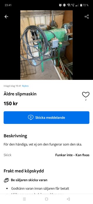 Grön äldre slipmaskin med svart kabel och hörselskydd, stående i ett träklätt rum. Säljes för 150 kr, okänd funktionalitet och kan behöva fixas.