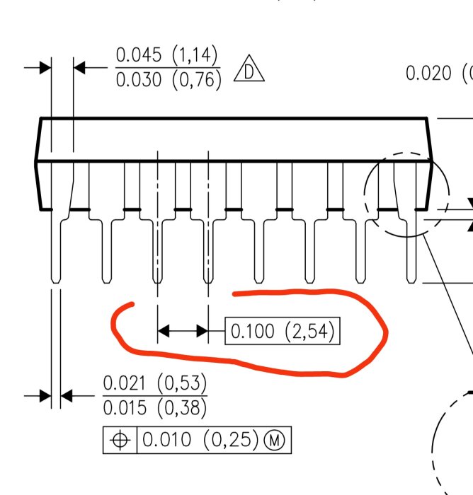 Ritning av en integrerad krets med detaljerade måttangivelser, där avståndet mellan benen är markerat som 0,100 tum (2,54 mm).