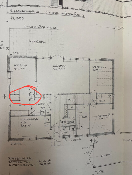 Original planritning av 1,5 plans 70-tals hus med markerad del för kommande förändring av den bärande väggen mellan kök och matrum.