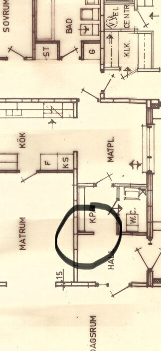 Byggnadsritning över enplanshus från 1969 i lättbetong med slätt tak; väggen mellan hall och kapprum markerad med svart cirkel.