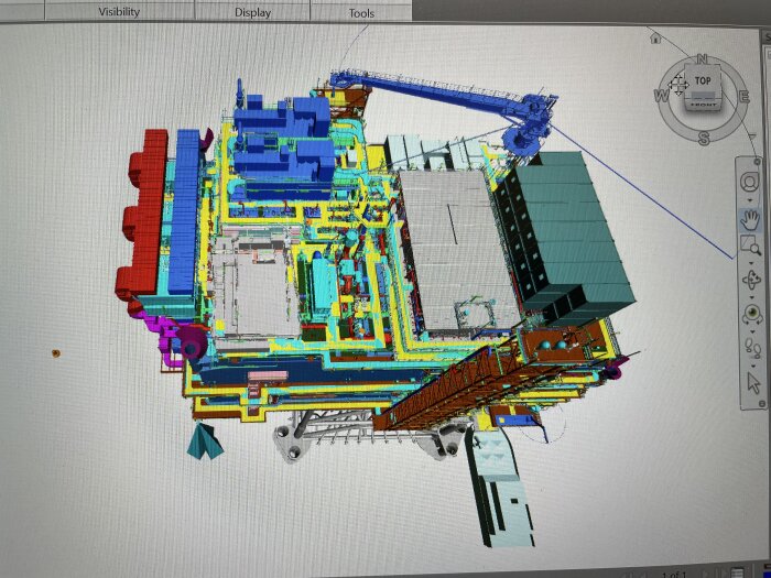 3D-modell av en vindkraftsplattform med flera färgade moduler och komplexa strukturer. De gråa delarna är moduler som byggts av användaren.