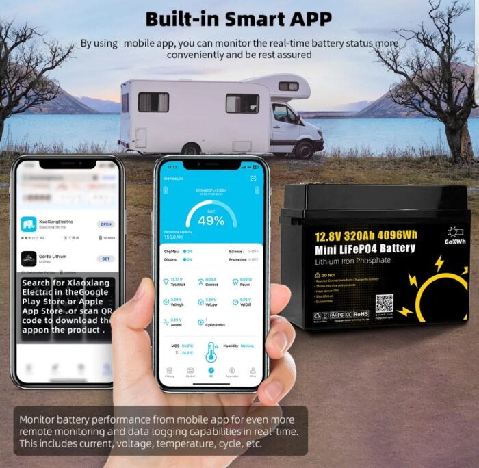 Två mobiler visar en app för att övervaka batteristatus i realtid, en husbil i bakgrunden samt batteriet Mini LiFePO4 12.8V 320Ah 4096Wh till höger.