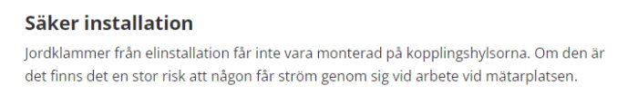 Text som varnar för att jordklammer från elinstallation inte får vara monterad på kopplingshylsorna då det ökar risken för elstötar vid arbete på mätarplatsen.