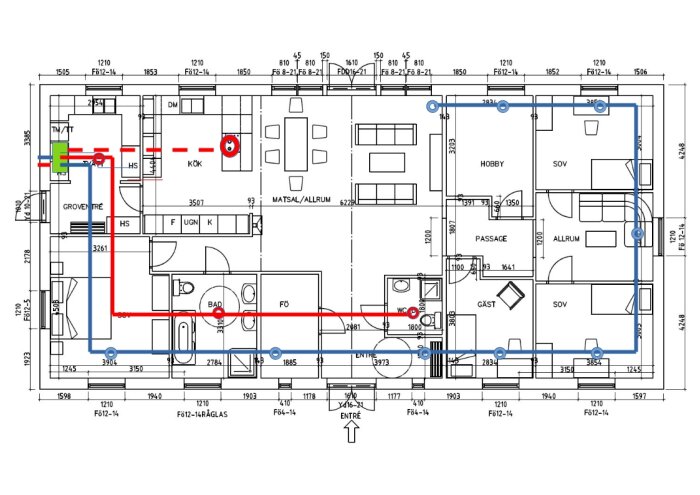 Planskiss av ett enplanshus med ventilationskanaler markerade; röd för frånluft, blå för tilluft. Köksfläkt ansluten till ventilationssystemet markerad med streckad linje.