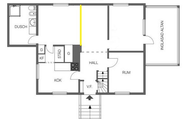 Planritning av hussektion med kök, hall, sovrum, dusch och inglasad altan. Streckade linjer markerar föreslagna balkpositioner i gult och svart.