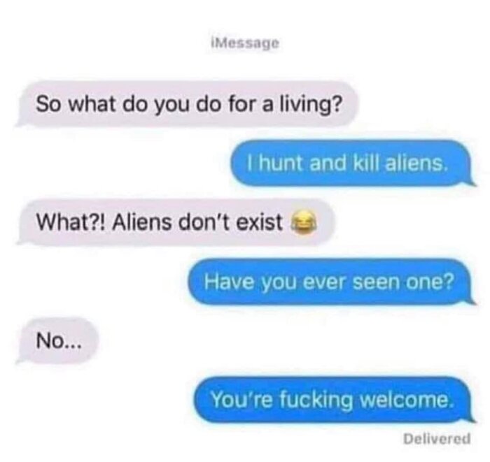 Skärmdump av ett textmeddelande där en person frågar vad den andra arbetar med, och får svaret "jagar och dödar aliens" vilket leder till en humoristisk dialog.