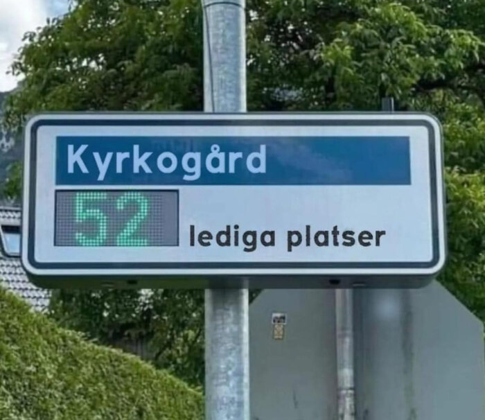 Skylt för kyrkogård som visar 52 lediga platser.