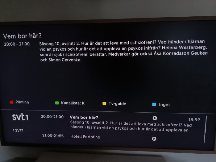 TV-skärm som visar en programguide för SVT1 med texten om programmet "Vem bor här?".