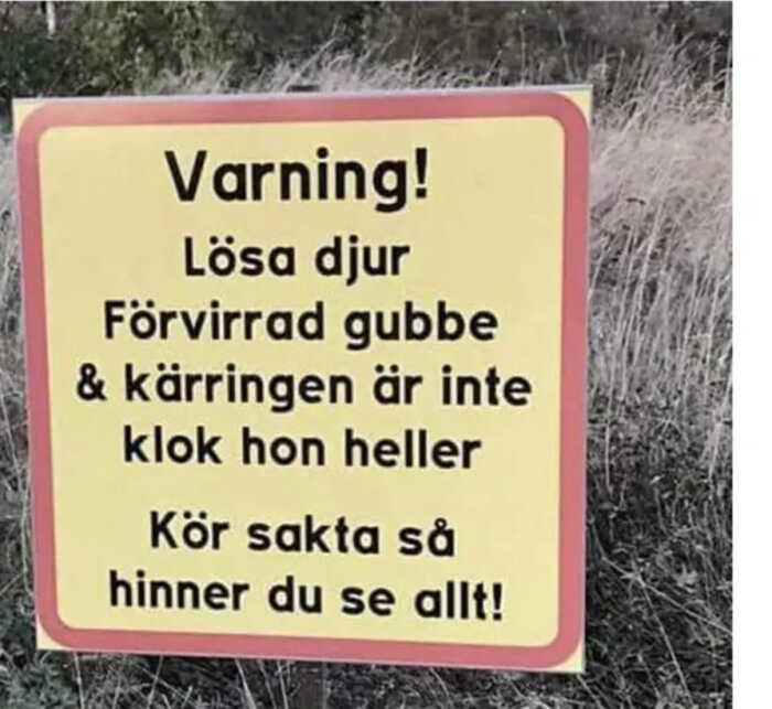 Varningsskylt vid väg som lyder: "Varning! Lösa djur Förvirrad gubbe & kärringen är inte klok hon heller. Kör sakta så hinner du se allt!