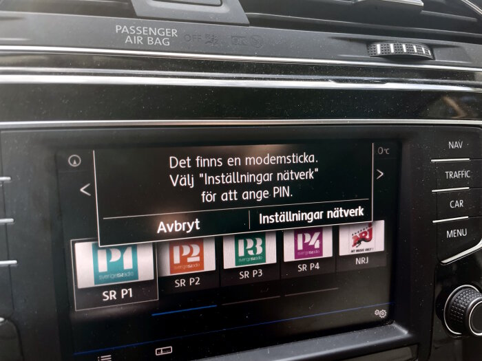 Bilens infotainmentsystem efterfrågar en PIN-kod för en modemsticka. Ett meddelande på skärmen lyder: "Det finns en modemsticka. Välj 'Inställningar nätverk' för att ange PIN.