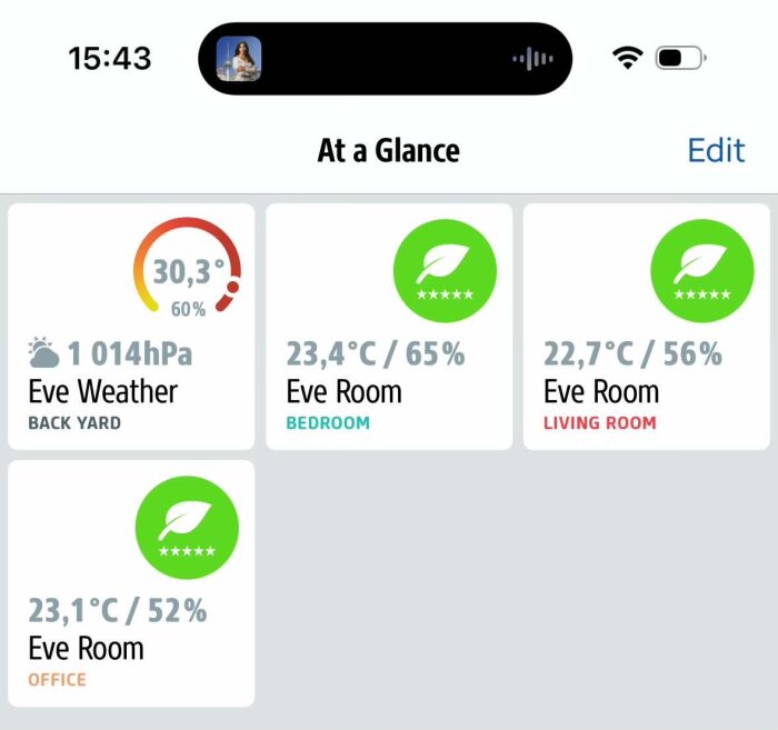 Skärmbild av en klimatövervakningsapp som visar temperatur och luftfuktighet i olika rum: 30,3°C/60% bakgård, 23,4°C/65% sovrum, 22,7°C/56% vardagsrum och 23,1°C/52% kontor.