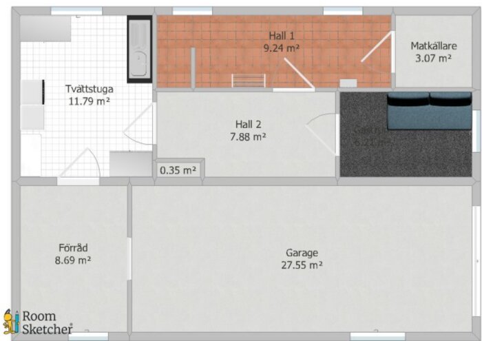 Planlösning av källarvåning i sutteränghus på 81 kvm med tvättstuga, två hallar, matkällare, förråd, garage och ett rum med en soffa.