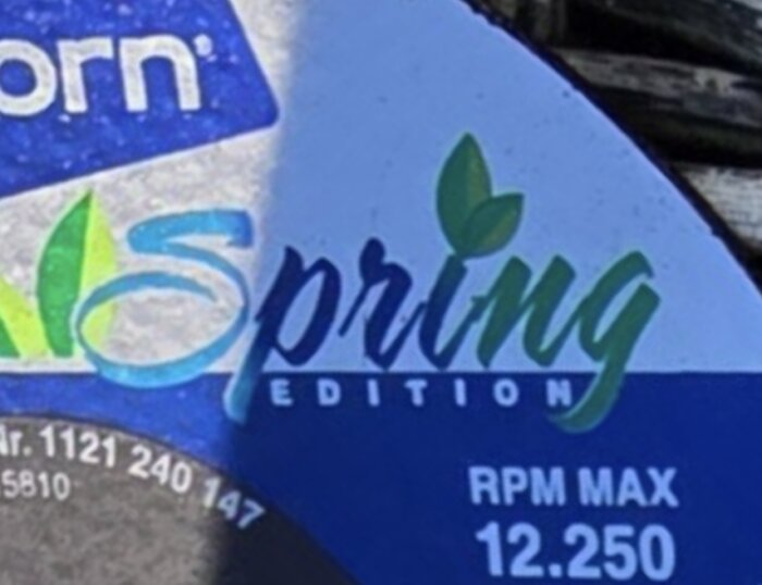 Närbild av texten "Spring Edition RPM Max 12.250" på en del av en maskintillbehörsförpackning.