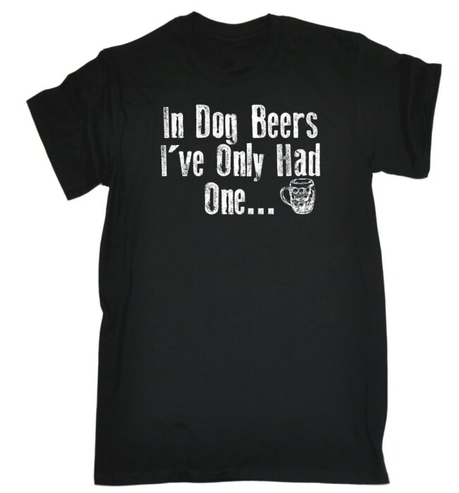 Svart T-shirt med texten "In Dog Beers I've Only Had One..." och en bild av ett ölglas.