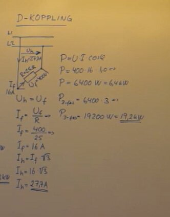 Handskrivna uträkningar och formler på en whiteboard relaterade till att beräkna effekt i en D-koppling, inklusive värden och ekvationer för olika parametrar.